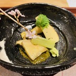 馳走 啐啄一十  - 【写真④】煮黒鮑(広島県呉産、700g、80℃で5時間煮)、炭火焼き筍(鹿児島県阿久根産)、煮蕗添え