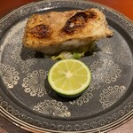 馳走 啐啄一十  -  【写真③】炭火焼き赤鯥(長崎県対馬列島産、紅瞳、雄、700g)、バターソテーの春キャベツ敷き