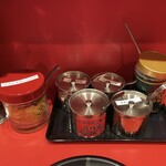 ラーメン 環2家 川崎店 - フライドガーリック・おろし生姜・豆板醤・特製にんにく・無臭にんにく・青唐辛子