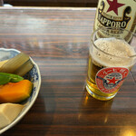 季節一品料理 藤原 - 赤星ビールと煮物盛り合わせ