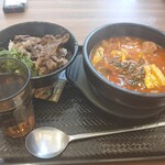 カルビ丼とスン豆腐専門店 韓丼 - スン豆腐（ホルモン）とミニカルビ丼セット