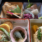 171668060 - 美味そうな旬のお花見弁当