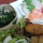 さくら野 - 春菊のおひたし、お刺身三種（真鯛、マグロ、サーモン）