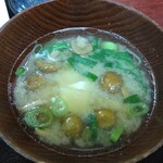 さくら野 - なめこ汁は、豆腐とネギも入って具沢山の美味しい味噌汁！