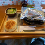 あおくまカフェ - 定番メニューになった包み焼きハンバーグランチ