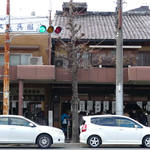 Demachi Futaba - 京都に出かけた時に撮影した外観。お店の前の通りは路駐がいっぱい。