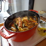 ビストロ ダイア - カサゴ、エビ、イカ、アサリ、ムール貝、タラで一杯