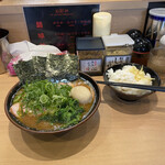 豚骨醤油ラーメン 王道家 - チャーシュー海苔マシネギ味玉にシロメシ。破壊的旨さ。完璧な布陣