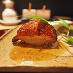 おみ乃 - 蕗と餅米を詰めて揚げた手羽先（アップ）