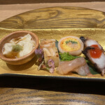 Meieki Sushi Amano - 前菜
                        くみあげ湯葉、白海老の煮こごり、菜の花煮浸し、
                        甘海老、タコぶつ梅ソース掛け