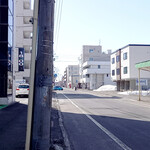 Resutoran Korona - お店近くに駐車場が2箇所あります。（この道路を挟んで左側と右側）