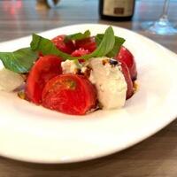 ダルマット 六本木ヒルズ店 - 水牛のモッツァレラチーズと産直フルーツトマトのカプレーゼ