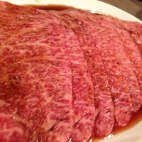 うしごろバンビーナ 恵比寿本店 - シンシン２人前８切れ２０００円。このシンシンは驚異的なサシの入りと旨さ。脱帽