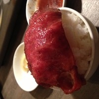うしごろバンビーナ 恵比寿本店 - 巻いて食べます。これ肉が大きいのではなくご飯が小さいんで注意。