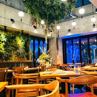 たくさんの木々に囲まれた癒し空間と、季節を感じる特別な演出