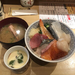 寿司あおい - 市場海鮮丼と味噌汁、茶碗蒸しのセットで1,600円