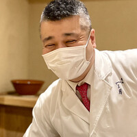 富小路 やま岸 - 山岸さんは、茶道、華道、書道に精通されているが表には出さず、笑顔のさりげない所作に重みを感じる。お料理の印象は、ご主人の明るさに反して、派手さはなく地物を大切に扱い調理するさまが奥深さを感じる。