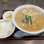 万八ラーメン - 味噌ラーメン(サービスライス+おしんこ付)