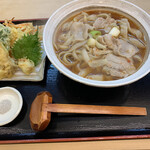 Teuchi Udon Hirata - 旨辛肉汁かけうどん(3辛)、野菜天ぷら盛合せ