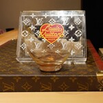 鮨 尚充 - ヴィトンケースにはいった黒トリュフ