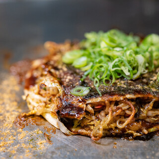 Perfect to accompany alcohol ◎Kyoto-style and Kansai-style Okonomiyaki with local sauce