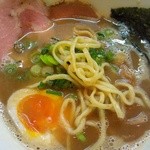ラー麺 陽はまた昇る - 醤油味、平打ち麺です。