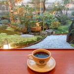 master-piece coffee - 京都らしい美しい中庭を眺められるカウンター席