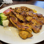 ジョナサン - 料理写真:タンドリーチキン＆メキシカンピラフ。ブロッコリーとスライストマトで赤、緑、黄色！