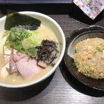 麺や 福一 - 特製鶏白湯ラーメン(塩)1050えん 名物半チャーハン300えん