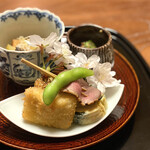 Kappou Hiiragi - ・鰆となすびと厚揚げの炊き合わせ、鰻ざく、平目フライ、生ワカメとしらすの卵焼き、合鴨ロース、福井の鯖寿司