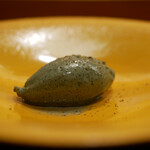 美会 - ココナッツの甘みとヨモギの濃密なコク深い味わいに、軽く乗せられた山椒が味を引き締める。 お茶に合い、さっぱりとした〆。