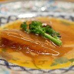 美会 - サーロインの濃厚な旨味はホロリと溶け出し、菜の花が優しく香りを添えてくれました！
      こちらもこだわりの器がとっても綺麗。