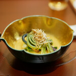 美会 - 大人のソムタム
      ウドやこごみなどに加え、行者にんにくをタイ風のガリとして添える大人の一品。