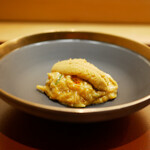 美会 - 毛蟹のプーパッポンカリー 雲丹添え
      丁寧にほぐした噴火湾の毛蟹と青森雲丹を乗せて