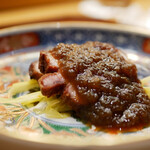 美会 - 皮目のパリッとした繊細な食感、踏み込めば溢れ出す甘旨味。その旨味が甘酸っぱいソースと合わさり抜群な美味しさへと昇華。