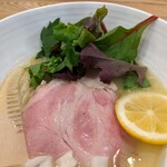 中華そば きなり - 具材は 筍、豚と鶏のレアチャーシュー、ベビーリーフ、玉ねぎ粗微塵、レモン。