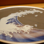 美会 - ひときわ目を引く鮮やかなお皿