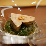 美会 - 京菊菜、そしてジュレにはフレッシュハーブで青みのある味わいにナンプラーがコクを与えます。