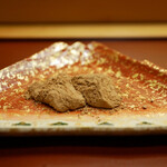 美会 - お餅のしなやかな食感にしっかり絡むきな粉の甘みが美味しいデザート。