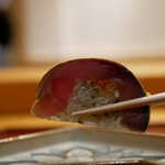 美会 - 脂ノリノリな鯖は甘みを引き立てる〆方。筑紫昆布が巻かれると落ち着いた旨味で伝える。
      味に深みのあるプリックポンの独特な辛味が全体を引き締めてくれます。