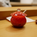 美会 - お好みでタイの唐辛子黒酢を使って味変
      少量でも後から辛味が押し寄せます。