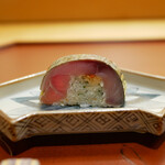 美会 - 鯖の棒寿司
      山葵の代わりにプリックポンという焙煎唐辛子を忍ばせてます