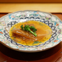 美会 - 和牛とフカヒレ スッポンの餡添え
                    和牛サーロインに菜の花を添えて
                    フカヒレの繊細な繊維感にスッポンの出汁で炊いた餡が寄り添い、綺麗な一体感をつくる。