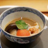 美会 - 美会風トムヤムクン
                    シラカワ、大黒しめじ、蛤、車海老、フルーツトマト