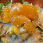 誠寿司 - サラダにみかんが乗っていて、美味しいなぁ～♪