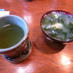 誠寿司 - 大きい湯呑でお茶と、たっっっぷりの味噌汁!!!!!