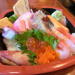 誠寿司 - ランチの「チラシ」840円!!!!!やや小さい容器だけど、ネタが満載っっ。奥さんのランチ。