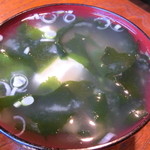 誠寿司 - ランチの味噌汁。ワカメと大き目の豆腐が「どっっっさり」（笑）これだけでも胃袋に与える影響が大!!!!