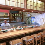 誠寿司 - 帰りに会計を済ませて、記念写真を（ご主人に了解済みです）カウンターの店内。