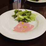 ヴィネリア カッシーニ - 前菜とサラダ　このピスタチオ入りハムも美味し٩(๑˃̵ᴗ˂̵๑)۶ °